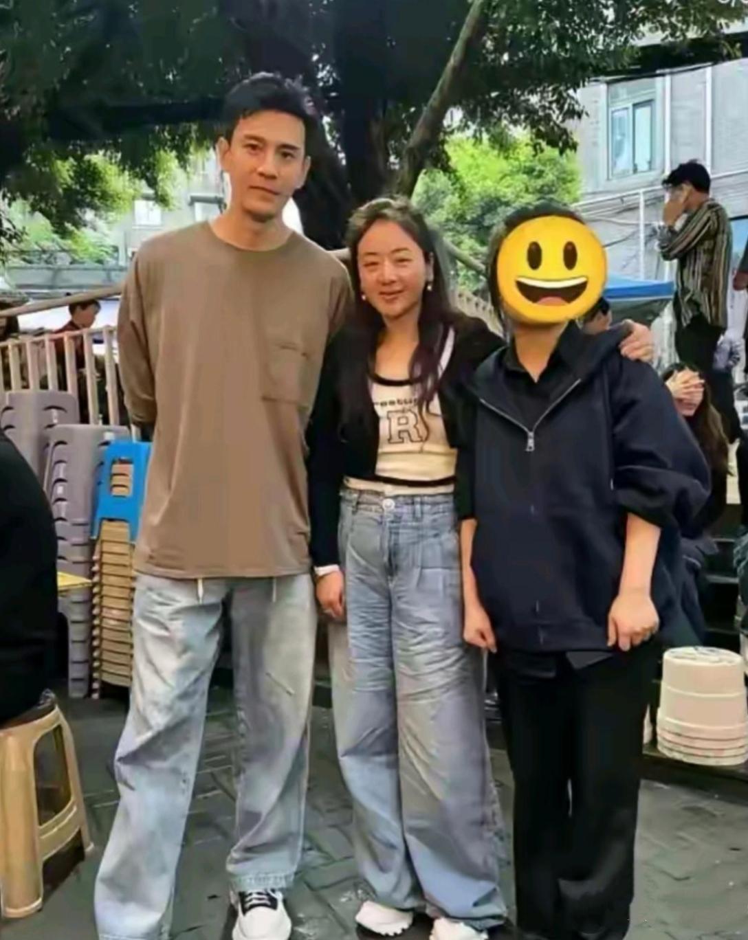 镜头中的经超高大修伟，疏眉朗目，颜值身材都在线；一旁的妻子小李琳长发垂肩，曲眉丰
