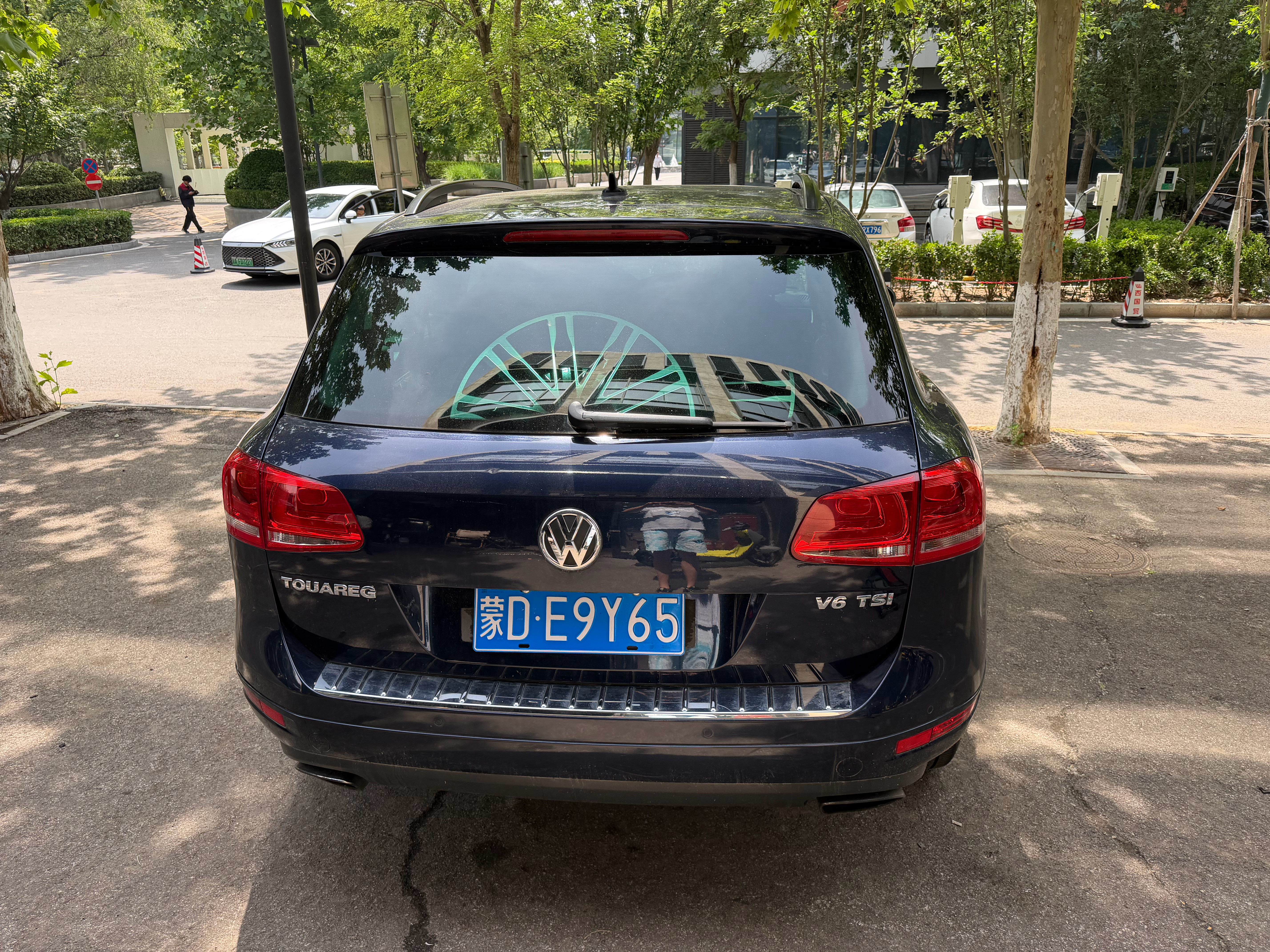 这小书包怎么背里面了