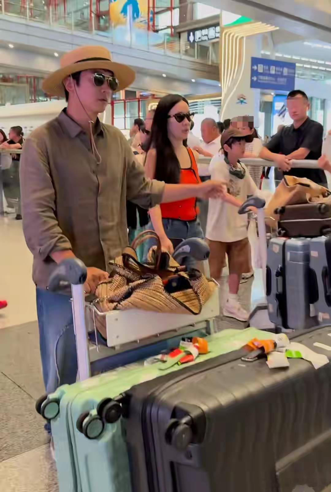 霍思燕一家机场被偶遇，杜江和嗯哼推行李，她负责美，女儿罕同框！！！​​​
