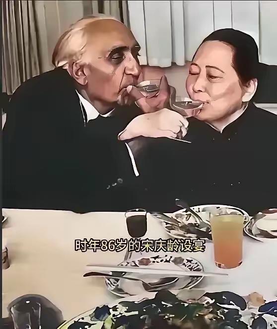 1979年9月26日，86岁的宋庆龄在北京后海寓所设宴，为69岁的马海德庆祝生日