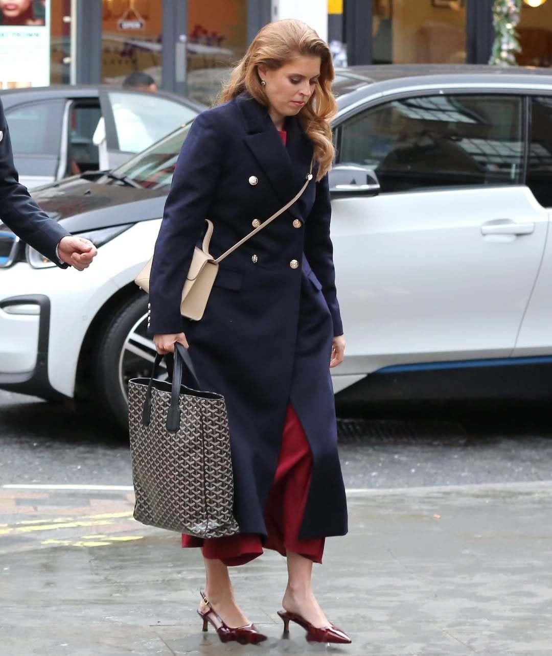 英国王室在伦敦圣詹姆斯宫皇家礼拜堂组织完小女儿AthenaElizabet