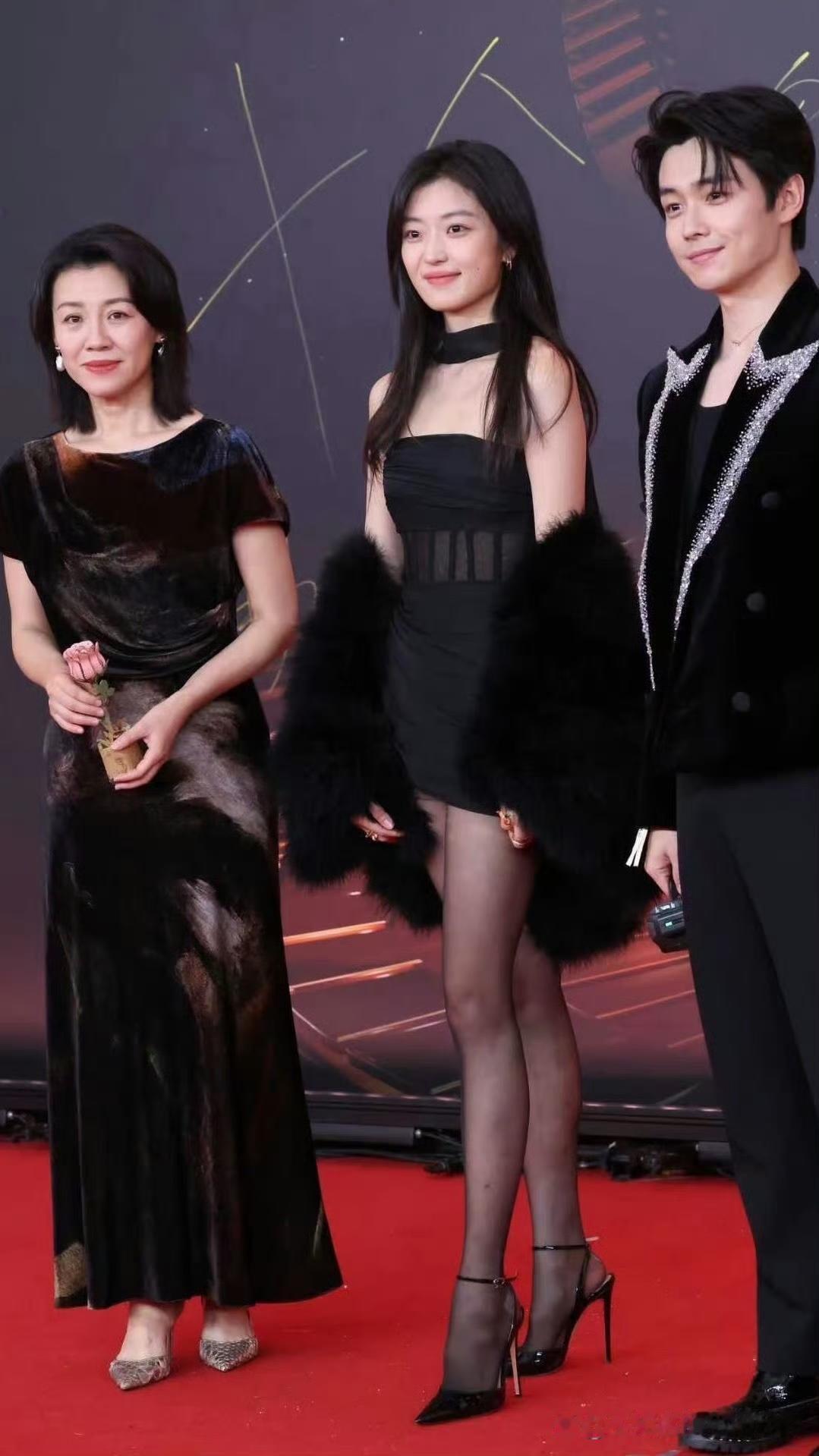 女明星为了红毯也是拼了孙千这个高跟鞋看起来好疼啊