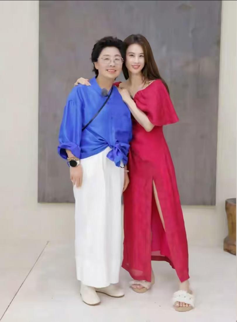 27岁的年龄差，杨子再次爱上了年轻的黄圣依。就在杨子整天在社交平台卖惨的时候