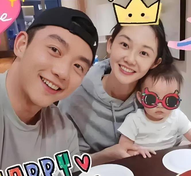 家人们，郑恺大女儿安娜高清照曝光啦！都5岁的小姑娘了，这颜值真的太惊艳。眼睛那叫