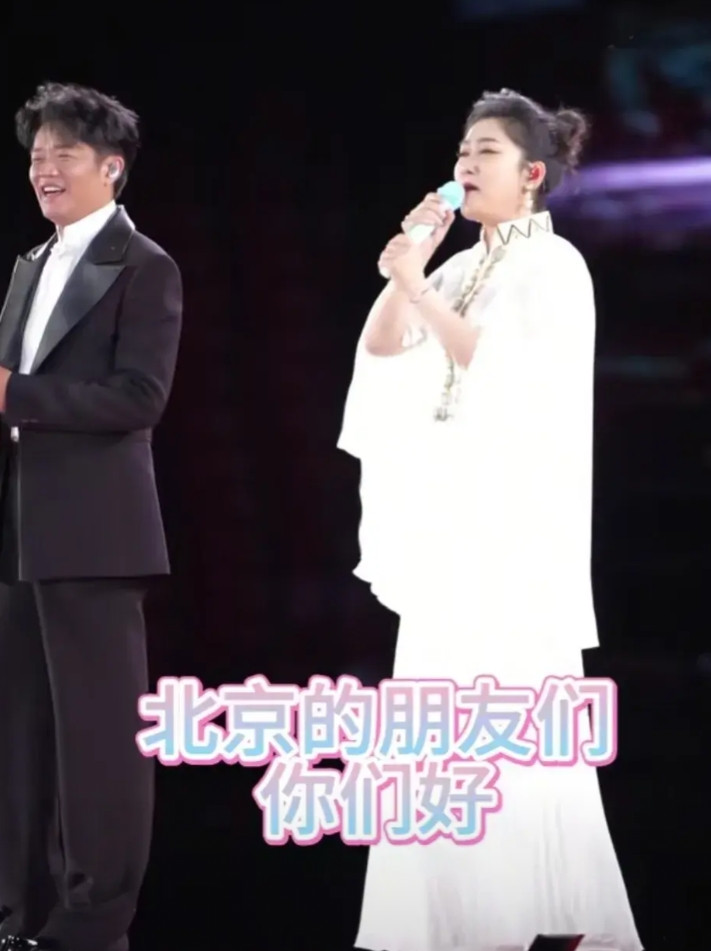 凤凰传奇的北京演唱会，这是爆满啊，天啦，这可是鸟巢啊！他们的歌简直是老少通吃，上