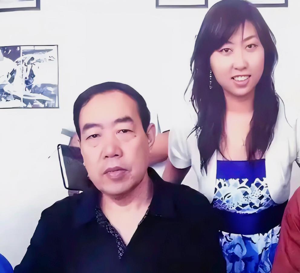 一所百年高校，硬是被一家人玩成了“家族企业”。父亲空降当院长，女儿本科刚毕业