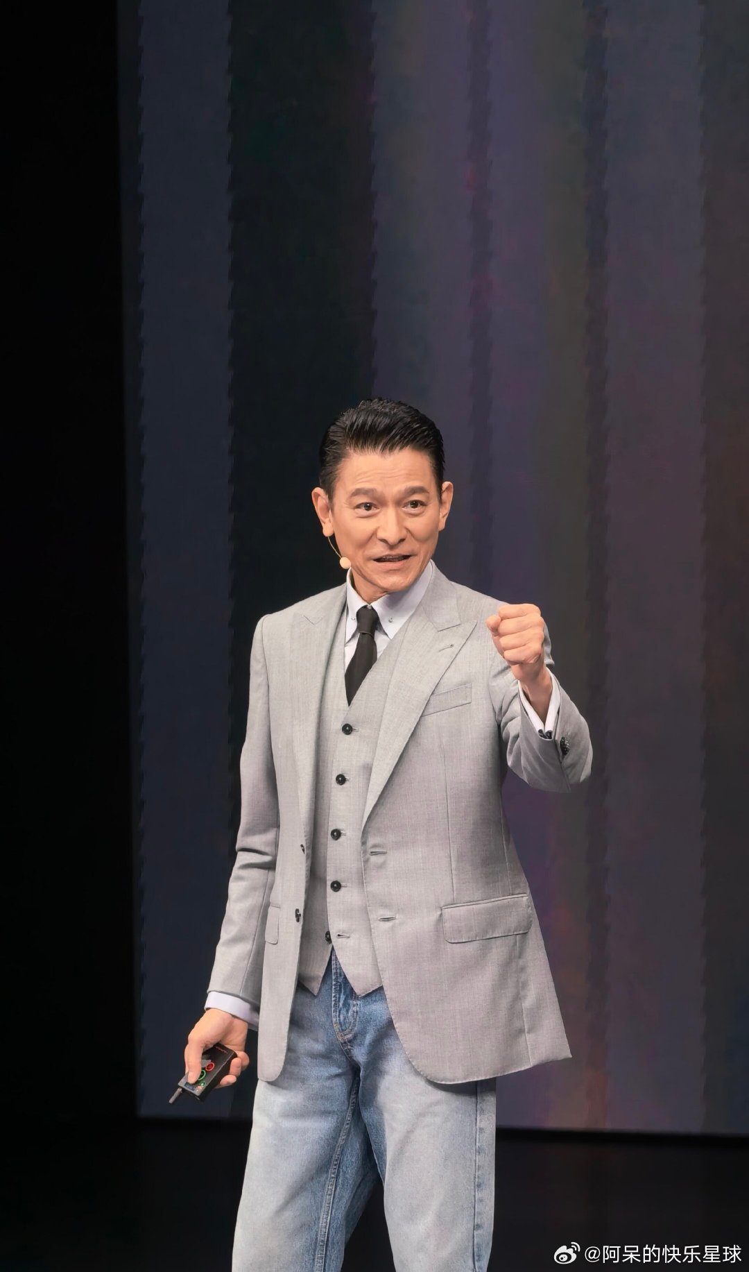 65岁的刘德华65岁还能把正装和休闲装结合得这么高级，刘德华帅得太犯规了。刘德华