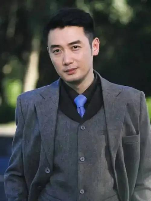 20年前从央视离职转行的主持人，如今被拍到在剧组跑龙套，镜头里的他穿着普通的群演