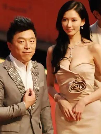 一次节目上，小S对黄渤说：“听说林志玲跟你拍吻戏，回家吐了一个月？”本以为黄渤会