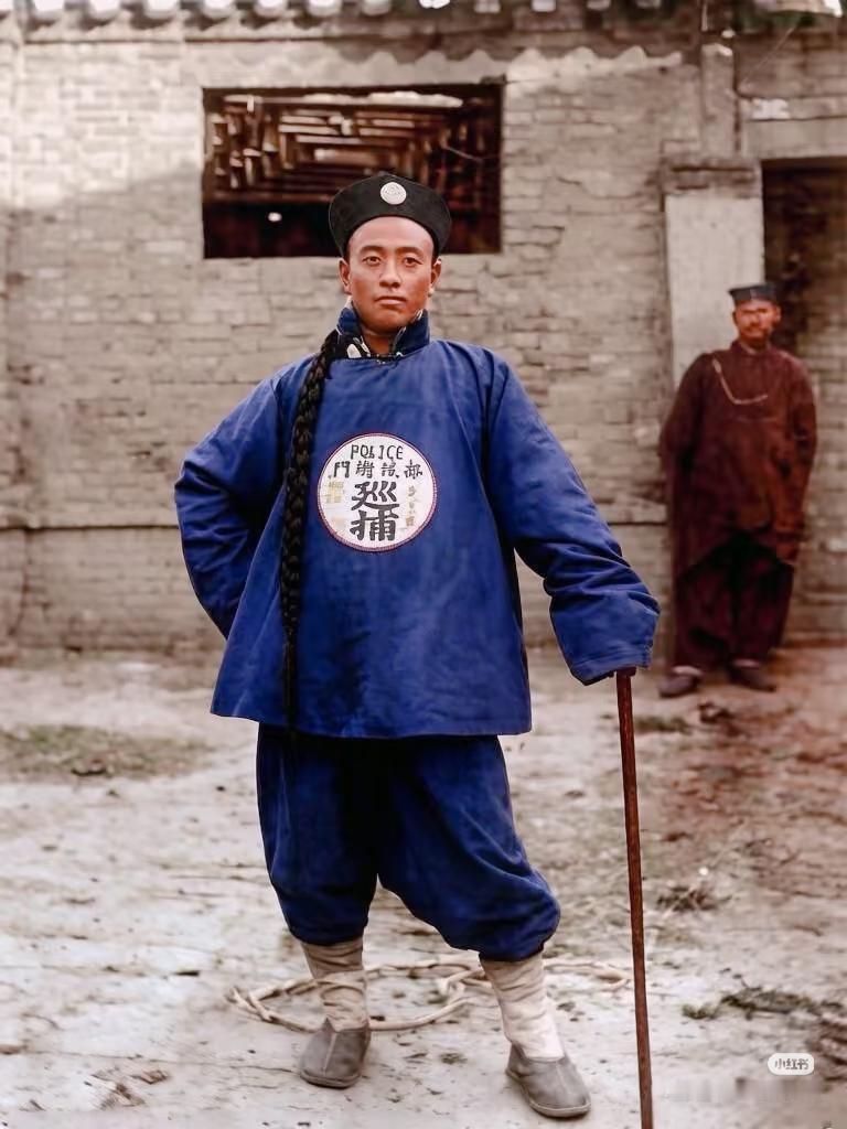 有谁知道他是干什么的，是抓人的还是看牢的呢？放到现在他是干公安民警👮🏻‍♀