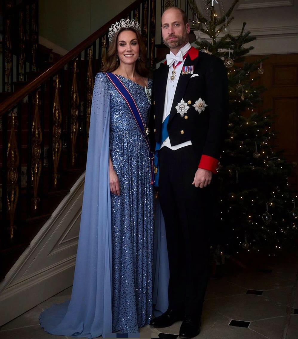 威尔士王妃凯特以一身深蓝色带浅色披肩亮片刺绣连衣裙亮相温莎城堡的国宴。当太阳