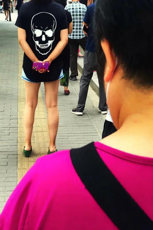 2月24日江苏泰州那事真绝了。一男子春节去加油站加油排队，前面突然杀出个中年女子