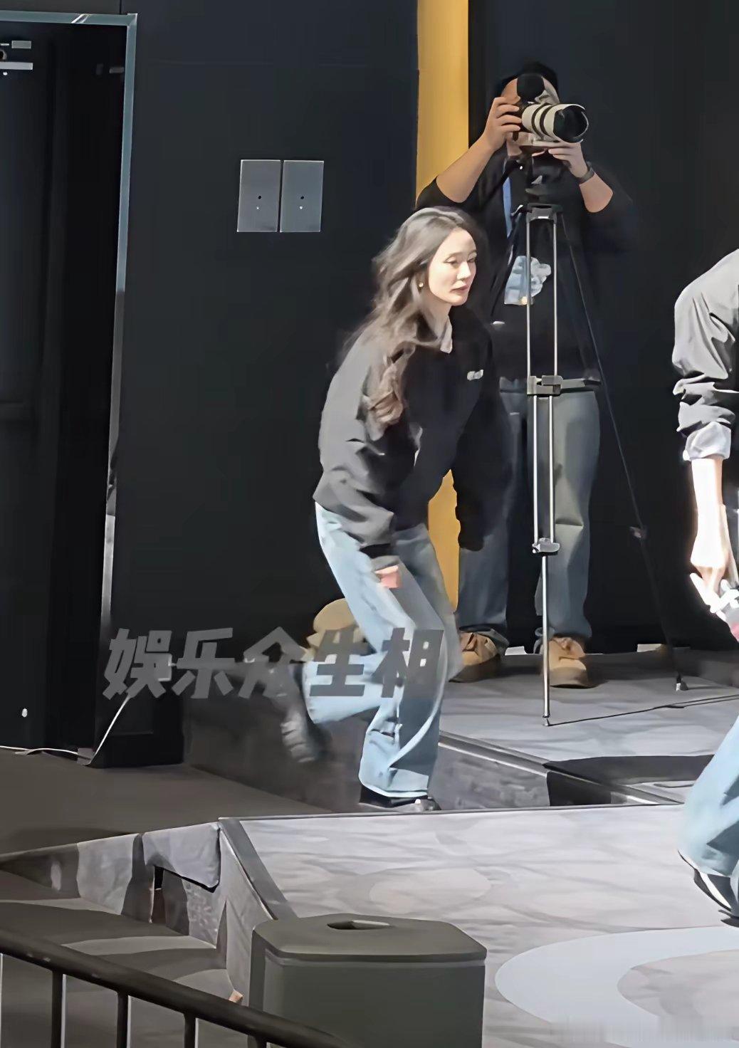 从刘诗诗和杨幂的上台姿势就能看出，两个人的性格截然不同。杨幂上台时风风火火，一路