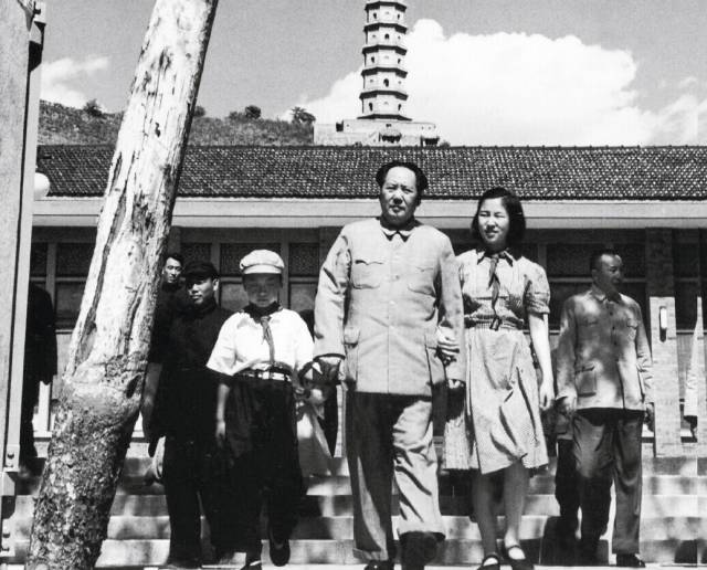 1953年，毛泽东和女儿李讷在北京玉泉山散步。毛主席健步向前，李讷戴着红领巾，用