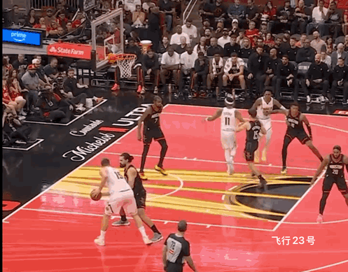 约基奇单打亚当斯！这个球很有意思约基奇面对亚当斯的贴身防守也是没有很好的办