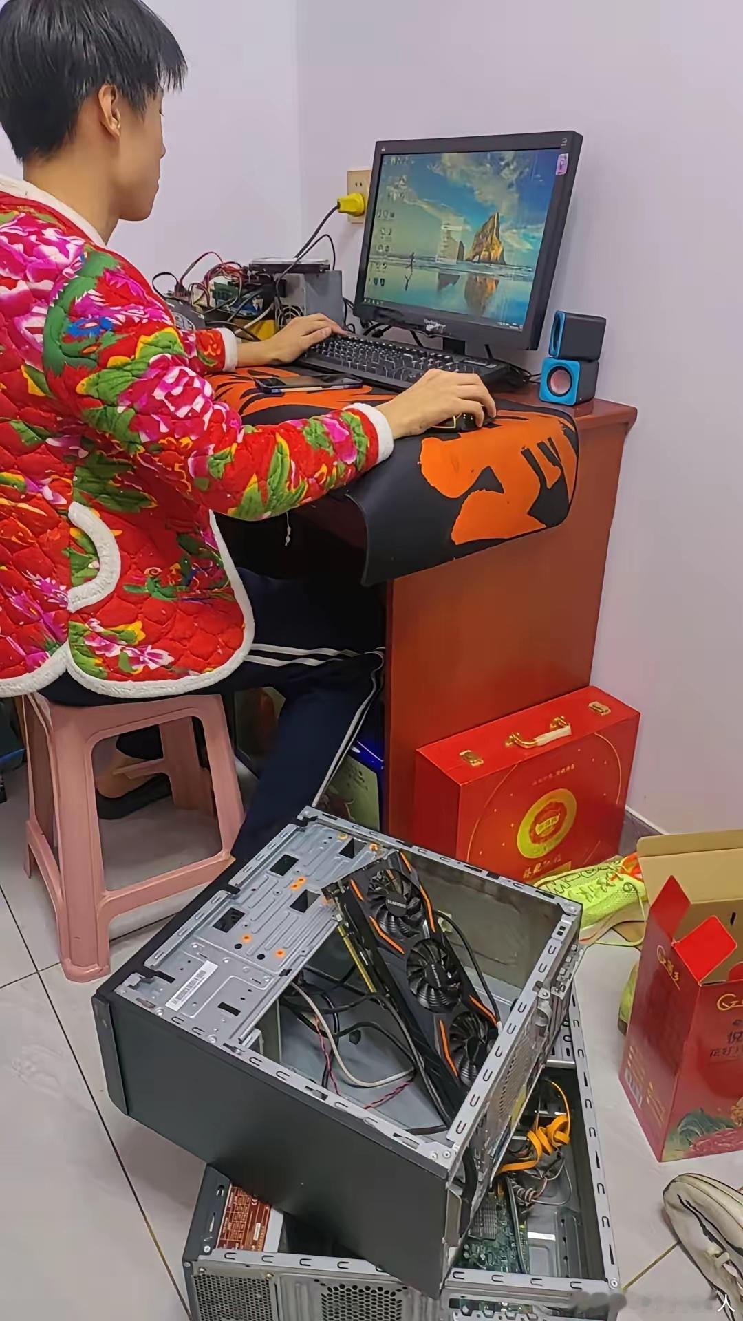 这熊孩子可咋整，两台报废的主机，居然给他拼出一台能用的来。老天爷在上，可千万别学