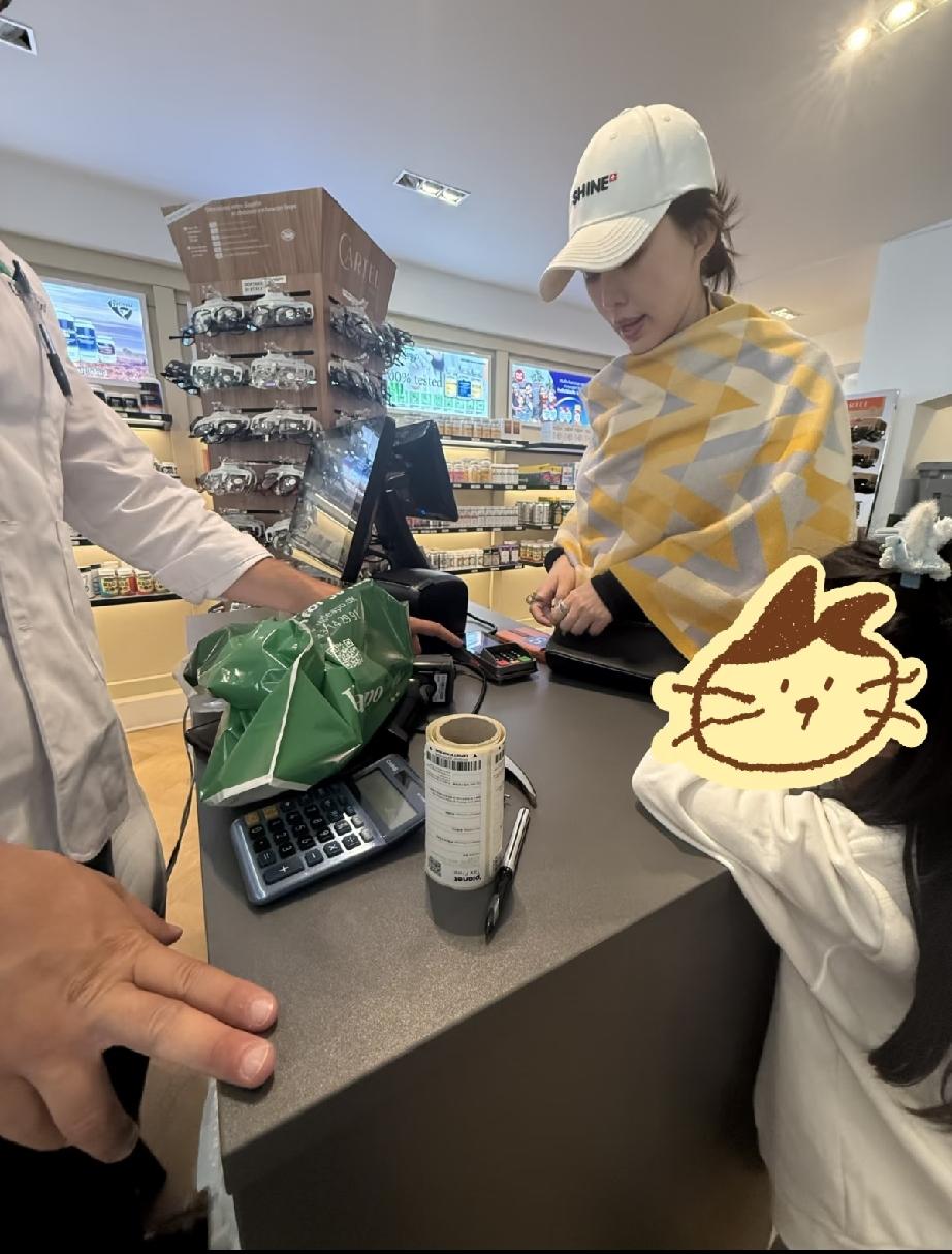 8月11日，田朴珺带着女儿在丹麦的药房买药，田朴珺小腹隆起，身材不是很好，女儿出