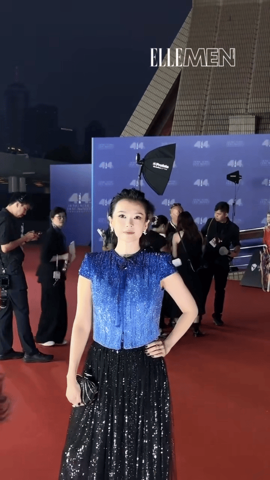 章子怡金像奖红毯一出场就好惊艳！短发大露背造型飒爽又高级，气场稳如泰山，坐等章子