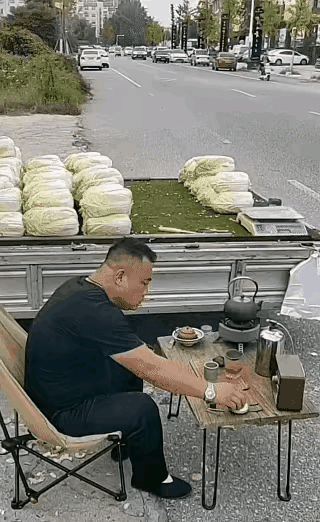 在大街上卖个白菜，谱摆的倒是很大，这哪里还像是个卖白菜的，做小生意的没有这么做的