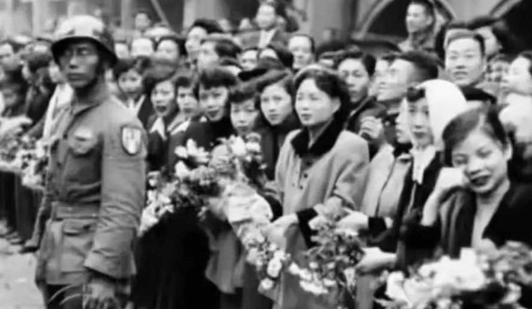 1954年1月23日，选择去台湾的志愿军1.4万名战俘抵达台湾。蒋经国代表老蒋亲