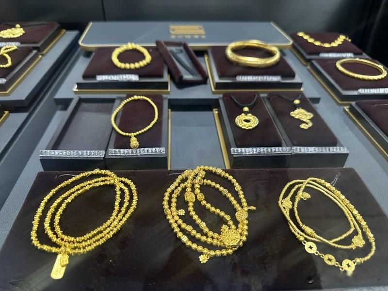 金饰克价一夜涨破1400元12月23日金饰圈炸锅了，金饰克价一夜涨破1400元