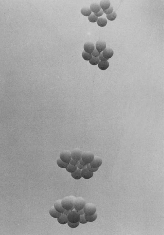 1982年，美国一名男子，借助45个氦气球和一把椅子，成功飞上了4000多米的高