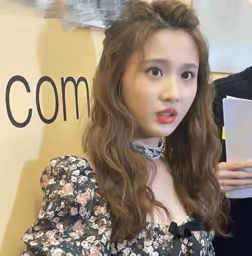 能把乡土味很重的小碎花衣服，穿出清新典雅且娇俏活泼的感觉，张慧雯的气质太[赞][