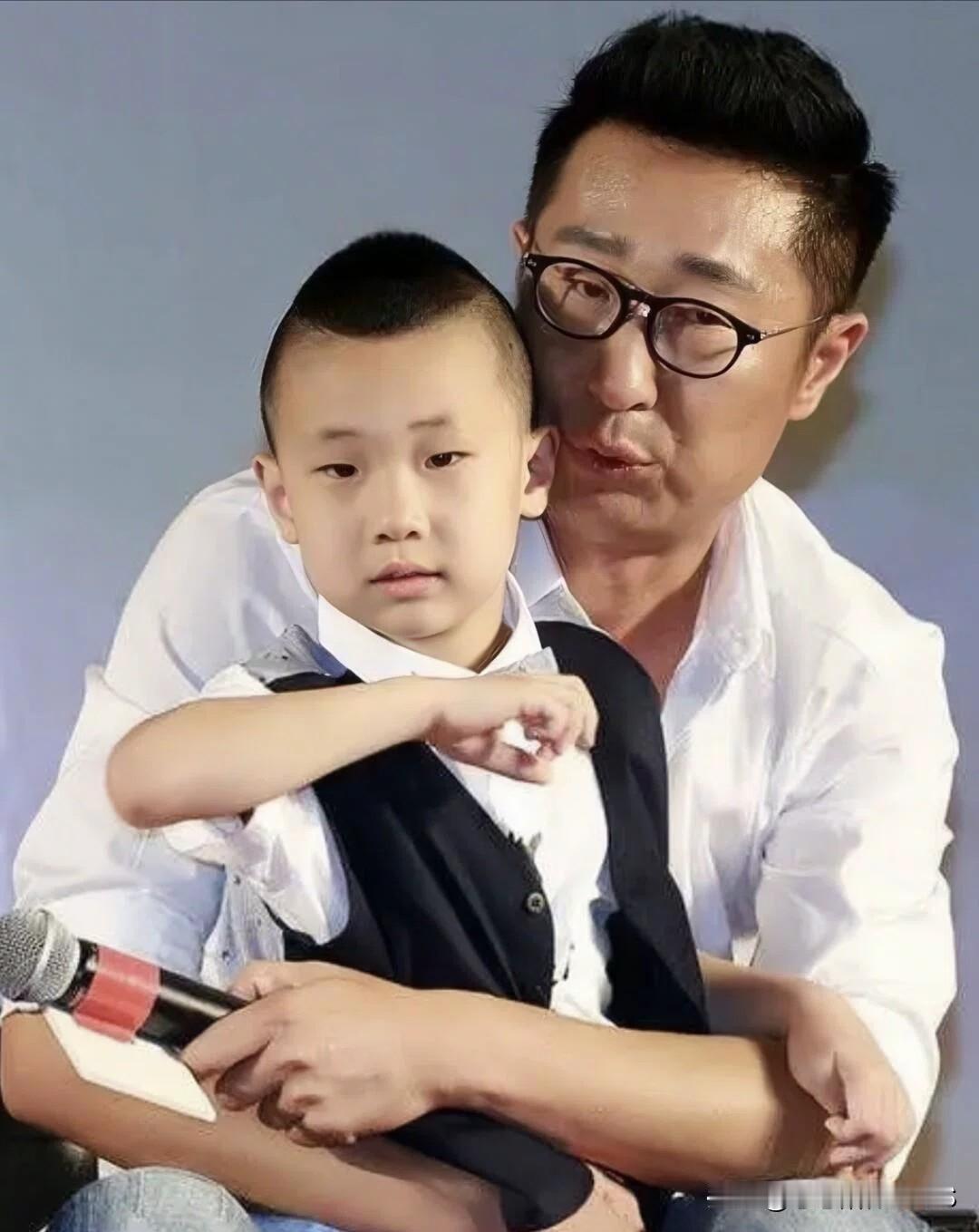 林永健这一家子真是太幸福啦！儿子大俊和他简直是一个模子刻出来的，绝对是亲生的没错