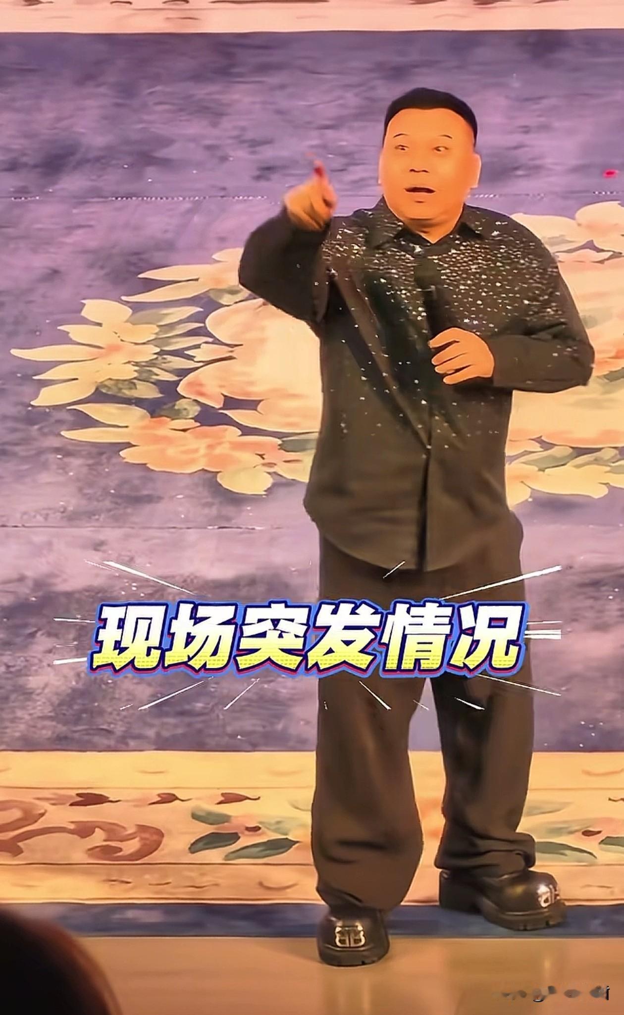 田娃登台演出，聊到“小沈阳是师兄弟里面的佼佼者”，这时候在观众席发出怪声，田娃接