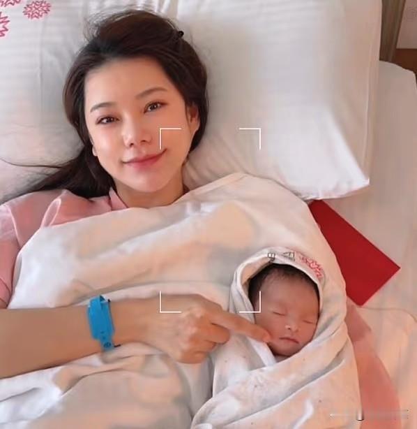 好家伙，汪小菲这回是真不藏着掖着了，直接甩出儿子高清无码睡颜照！网友拿着