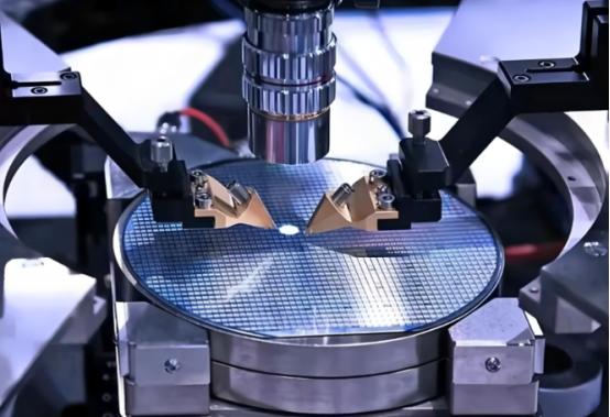 “美利坚：绝不允许，使用美国技术的光刻机，卖给中国。 中国：绝不允许，使用中