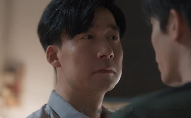 这是编导故意留了一个悬念？以后还会不会再次提起？《野狗骨头》里，陈异母亲去世