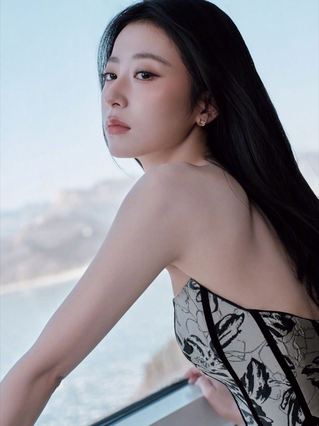 周雨彤繁花抹胸裙繁花抹胸裙这个造型也太美了吧。刺绣精致浪漫，鱼骨设计勾勒腰肢，