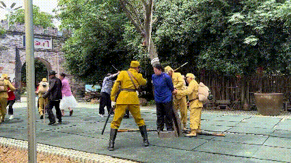 万万没想到！安徽蚌埠，景区内一场热闹的抗日实景演出正在上演，台下观众正沉浸在剧情