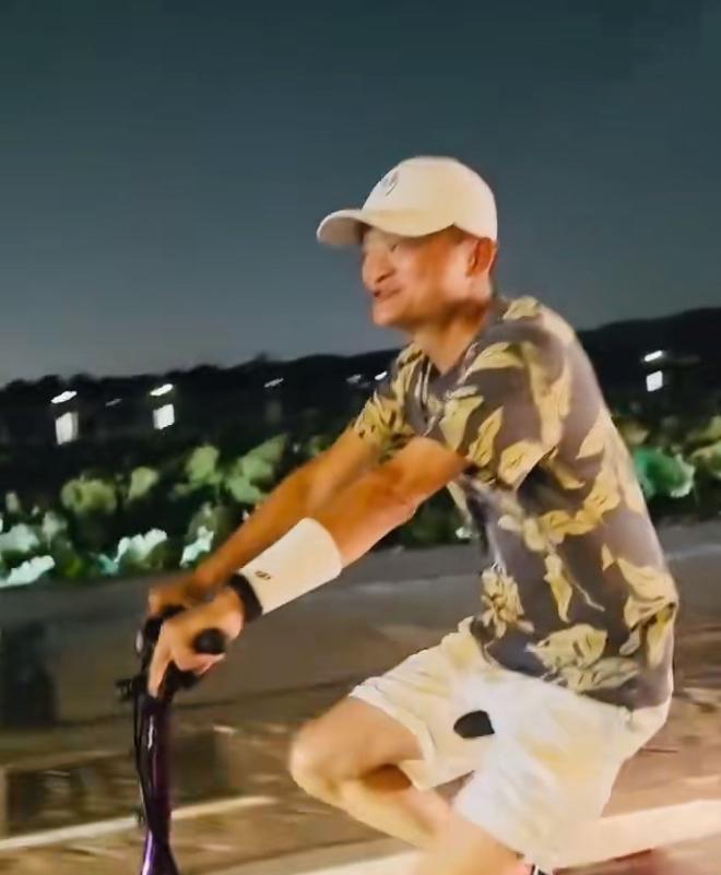 马云骑车夜行西湖引发热议主要在于三点原因。7月17日晚，一则马云骑车夜行西湖的