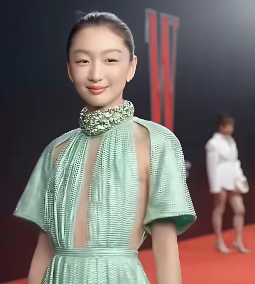 周冬雨穿的什么服装啊，那个衣服看着感觉被人用刀子划开。