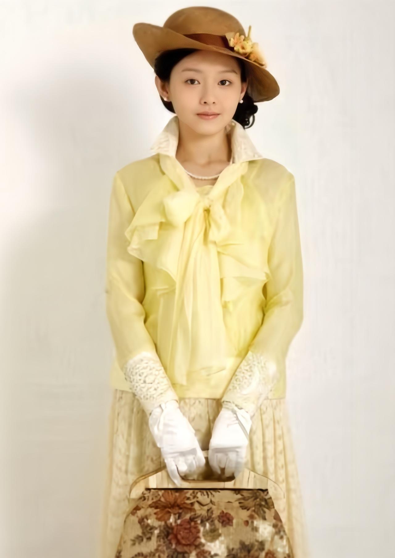 大S早期这组民国风造型也太绝了，一身装扮温婉甜美，气质娴静又淑女，整个人透着一股