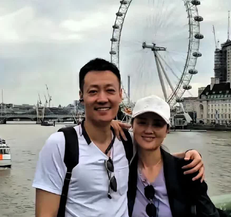 朱军采访朱媛媛：问家里谁管钱？朱媛媛：我数学只得15分！两口子逗