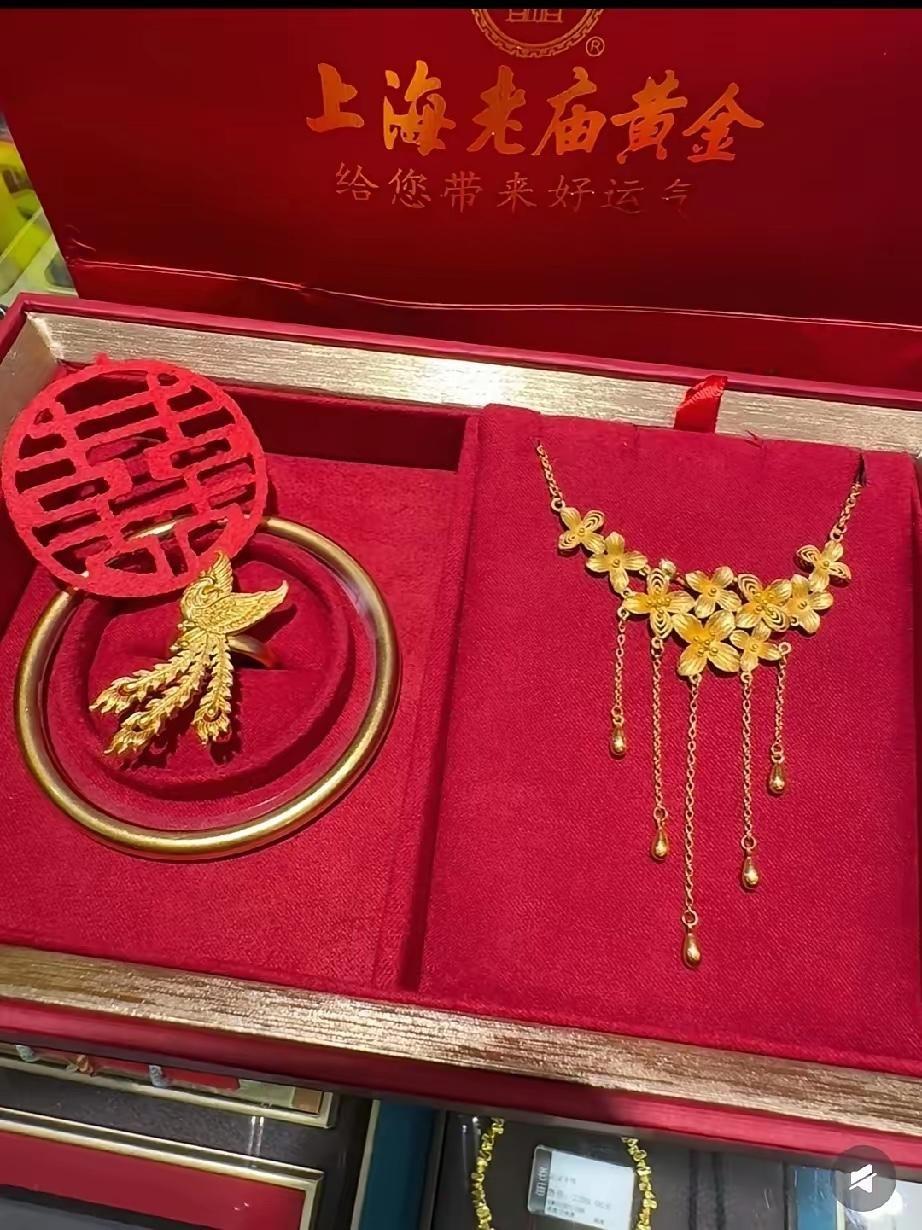 订婚买三金，婆家带我和老公去金店，我一眼看中这套，古法金素圈镯子配凤凰戒指，还有