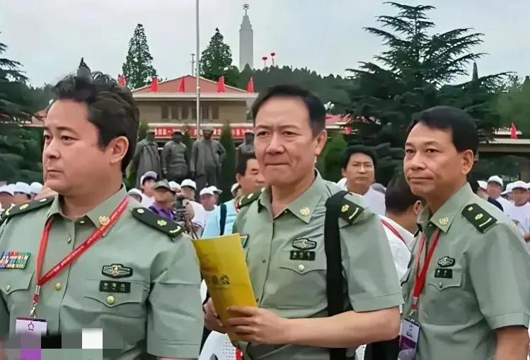 这三位身着戎装的老演员可都是叫得响的大明星啊！李幼斌应该人人都认得，他主演的《亮