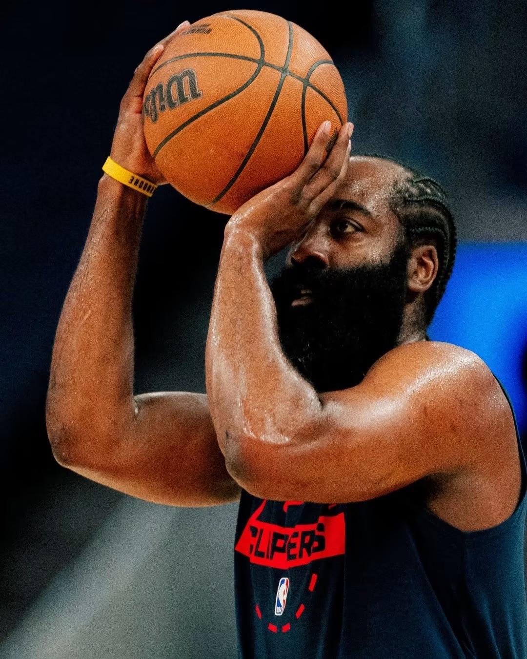 “快船队正在浪费詹姆斯·哈登的一个巅峰赛季，他完全有权利感到愤怒。”詹姆斯·