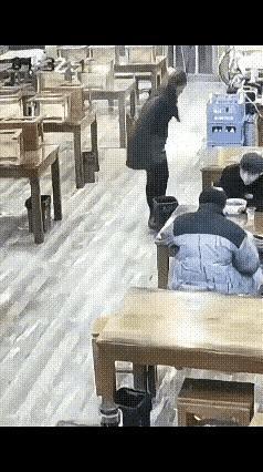 旁边有人大便，两名男子还能坐着吃东西，心真大！饭馆内一旁的女子正脱裤解手，空气