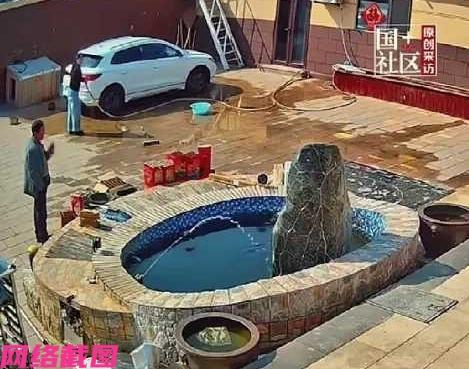 山东有女子正在自家院子里洗车，却看到有陌生人嘴里吸着香烟过来，在女子的好奇里家里