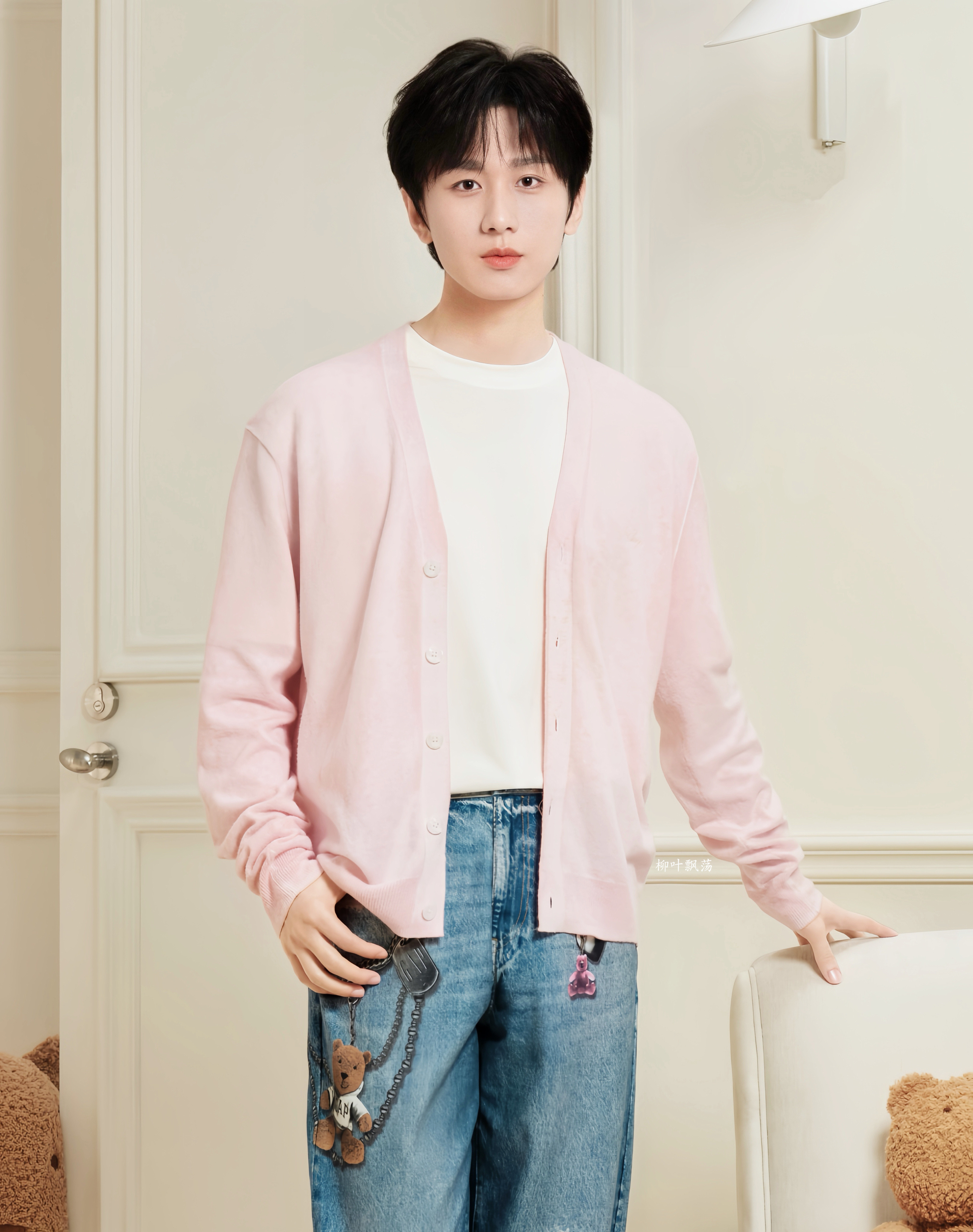 哇塞，GAP出新图啦，成毅粉色开衫牛仔裤造型，尊嘟好温柔好青春一抹春天的柔和感袭