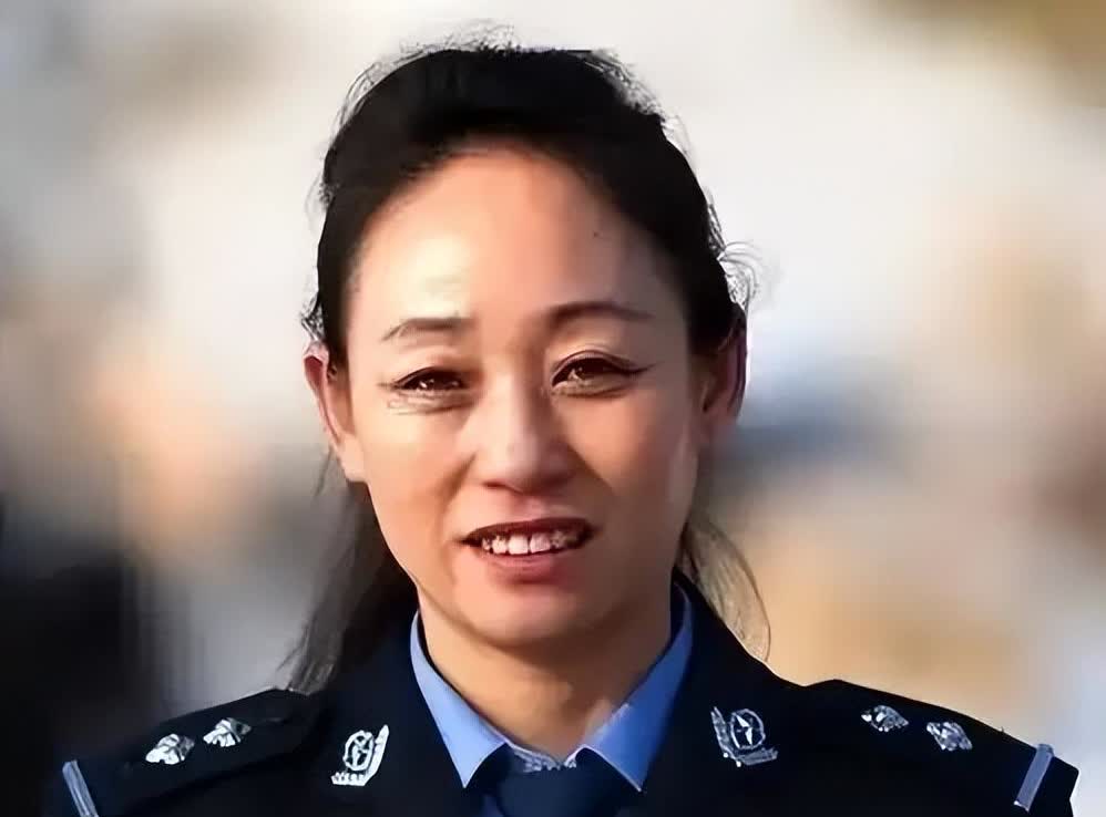 2008年深冬，莱芜市一间破旧民宅内，独居老太太倒在血泊中，现场唯一线索是两枚