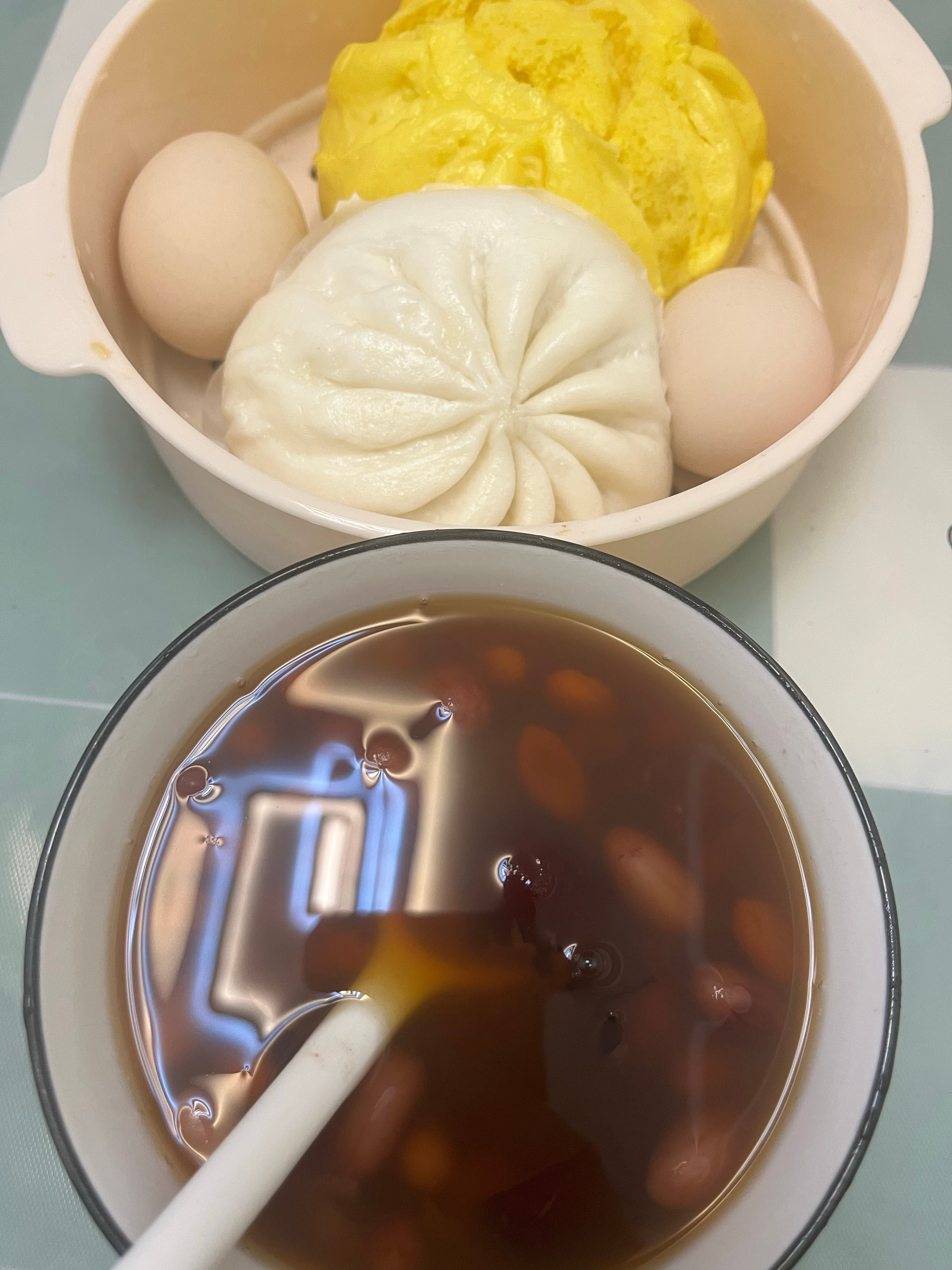 今天的健康早餐五红汤，鸡蛋，包子馒头