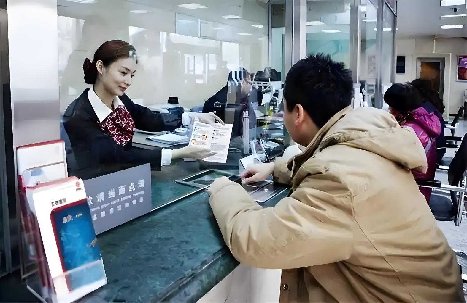 现在去银行取钱可难了！特别是你要取5万以上的现金，这时候银行柜员肯定要问你为什么