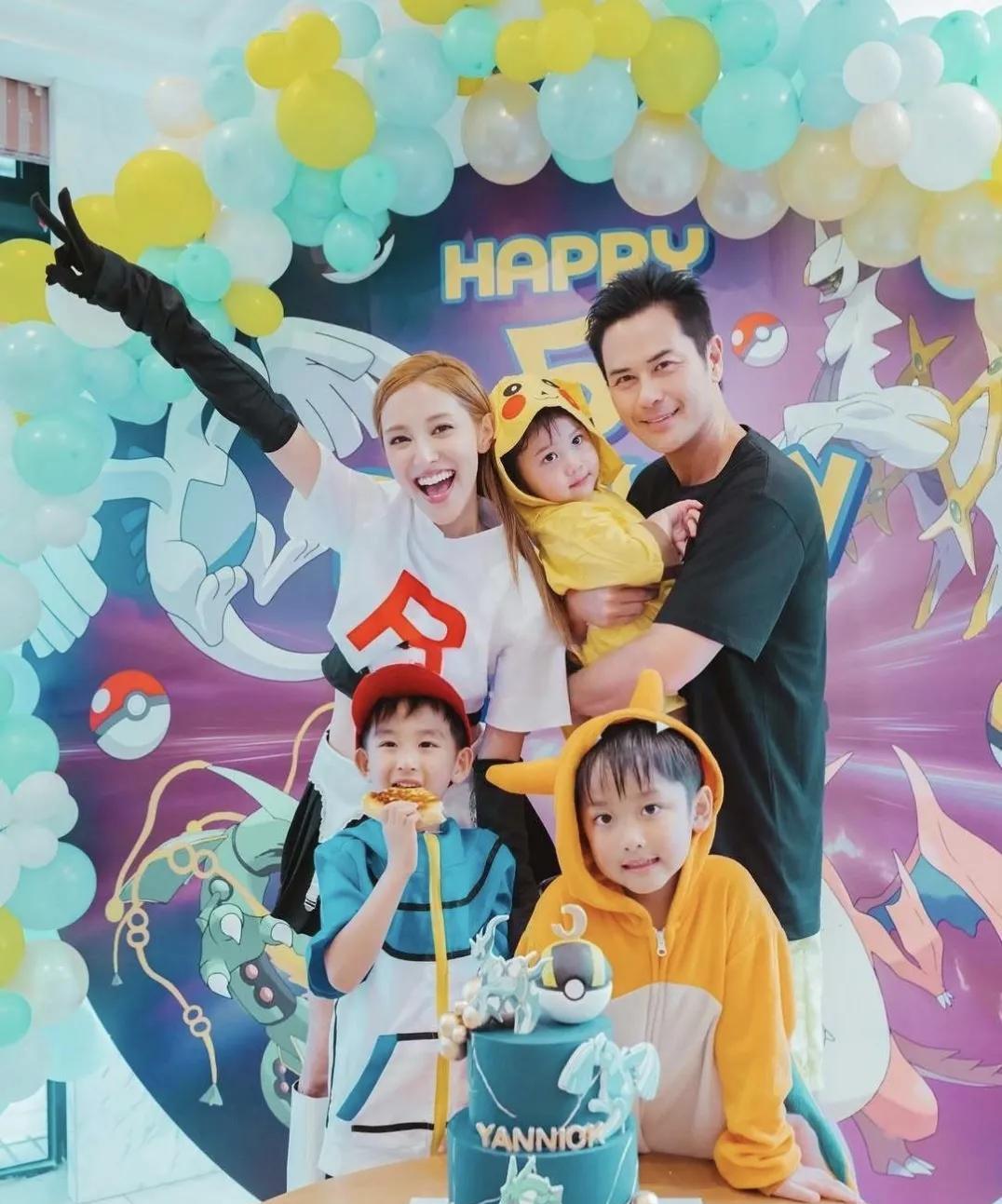 郑嘉颖和老婆陈凯琳为5岁二儿子庆祝生日，三个儿子都在场，非常的热闹！父母的基因出