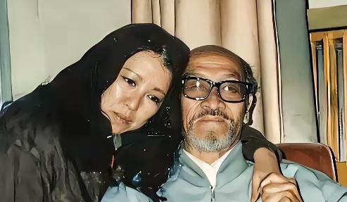 1990年，46岁的三毛跑到新疆，和76岁的王洛宾同居。王洛宾拒绝和她同房，三毛