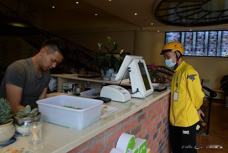 外卖,电商,实体店有什么区别吗?外卖、电商、实体店这三者的区别，真不是表面上“